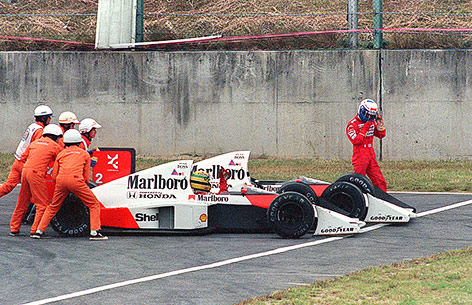 © picturedesk.com/AFP/Toshifumi Kitamura Ayrton Senna wird 1989 in seinem Auto weggeschoben, während Alain Prost davongeht