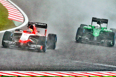 © APA/EPA/Srdjan Suki Jules Bianchi (Marussia) und Marcus Ericsson (Caterham) auf der Strecke