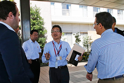 © APA/AP/Shuji Kajiyama Ein Sprecher des Mie-General-Krankenhauses in Yokkaichi gibt anwesenden Journalisten Auskunft über den Gesundheitszustand von Jules Bianchi (FRA/Marussia)