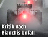 Formel-1-Boliden auf der verregneten Rennstrecke von Suzuka