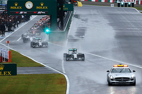 © Reuters/Toru Hanai Formel-1-Boliden folgen dem Safety-Car auf der verregneten Rennstrecke von Suzuka