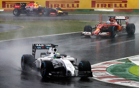 © Reuters/Yuya Shino Formel-1-Boliden auf der verregneten Rennstrecke von Suzuka