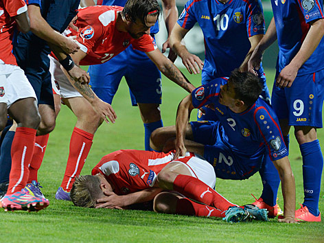 © APA/Robert Jäger Marc Janko umringt von Gegegenspielern und Mannschaftskollegen