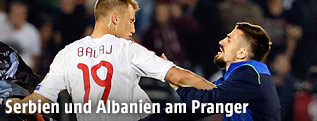 Bekim Balaj (Albanien ) und Nenad Tomovic (Serbien) streiten