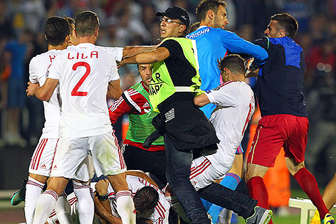 © APA/EPA/Koca Sulejmanovic Ausschreitungen beim Spiel Serbien - Albanien