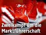 Roter Sportschuh