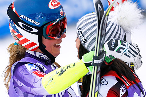 © Reuters/Dominic Ebenbichler Mikaela Shiffrin umarmt Anna Fenninger