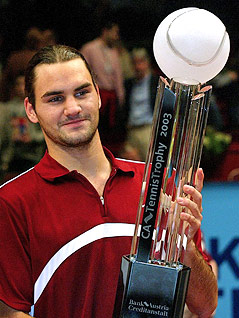 Roger Federer 2003 mit dem Siegerpokal der CA Tennis Trophy