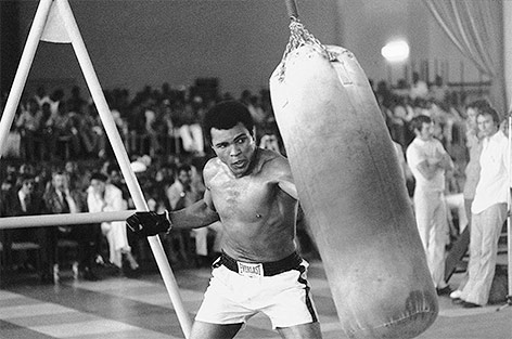 © AP/Horst Faas Das Archivbild vom Oktober 1974 zeigt US-Schwergewichtsboxer Muhammad Ali beim Training