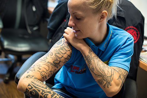 © ORF.at/Zita Köver Boxerin Eva Voraberger zeigt ihre Tätowierung her