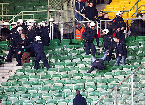 © GEPA/Christian Ort Fans-Ausschreitungen und Polizisten