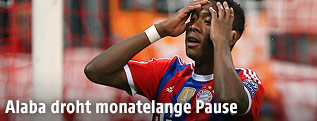 David Alaba (Bayern) greift sich an den Kopf