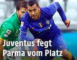 Parmas Andrea Costa gegen Carlos Tevez (Juve)