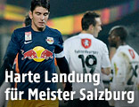 Jonatan Soriano (Salzburg) vor jubelnden Altach-Spielern