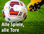 Spielerbeine und Ball