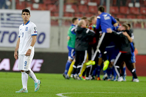 © AP/Thanassis Stavrakis Griechenlands Petros Mantalos und jubelnde Färöer-Spieler
