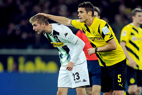 © GEPA/Witters/Uwe Speck Sebastian Kehl (Dortmund) tätschelt Christoph Kramer (Gladbach) nach dessen Eigentor