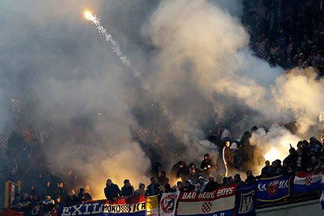 © APA/AP/Antonio Calanni Kroatische Fans mit Feuerwerkskörpern