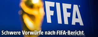 WM-Pokal vor FIFA-Logo