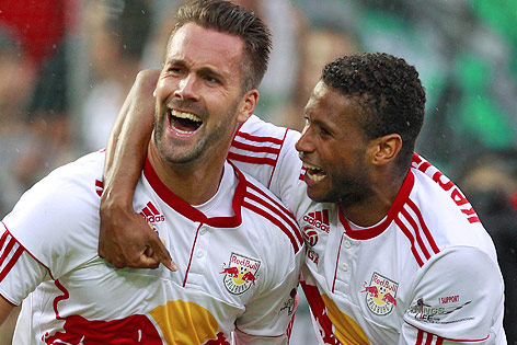 Torjubel der Salzburg-Spieler Stefan Maierhofer und David Mendes da Silva im Mai 2012