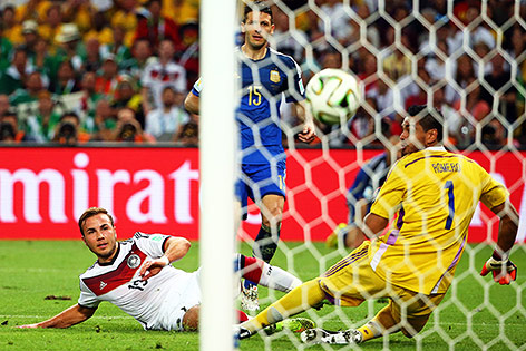© APA/EPA/Diego Azubel Mario Götze (Deutschland) trifft
