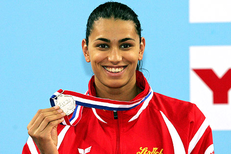 © GEPA/Doris Hoefler Fabienne Nadarajah 2006 mit Silbermedaille bei der Schwimm-WM in Schanghai