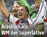 Mario Götze jubelt mit WM-Pokal