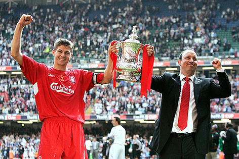 Archivbild aus dem Jahr 2006 von Steven Gerrard (Liverpool) und dem damaligen Liverpool-Coach Rafael Benitez mit dem FA-Cup-Pokal