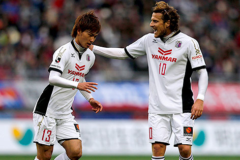 © AP/Shuji Kajiyama Cerezo Osakas Diego Forlan klopft Teamkollege Takumi Minamino auf die Schulter