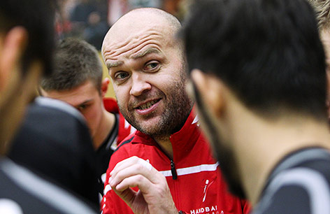 © GEPA/Philipp Brem ÖHB-Teamchef Johannesson Patrekur gibt seiner Mannschaft Instruktionen