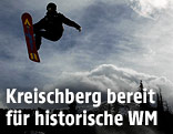Snowboarder beim Sprung