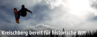 Snowboarder beim Sprung