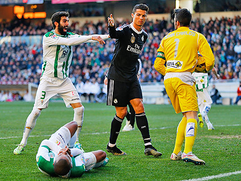 © Reuters/Marcelo del Pozo Cristiano Ronaldo (Real) nach einem Foul an Edimar Fraga (Cordoba)