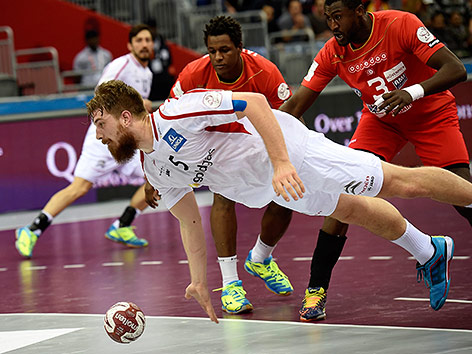 Vytautas Ziura springt nach dem Ball