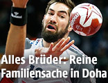 Torwurf von Handballer Nikola Krabatic (FRA)
