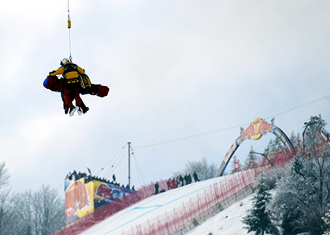 Abtransport durch Helikopter von Daniel Albrecht (SUI) nach seinem schweren Sturz in der Zieleinfahrt der Streif, aus dem Jahr 2009