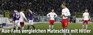 Spieler von Erzgebirge Aue und RasenBallsport Leipzig auf dem Feld