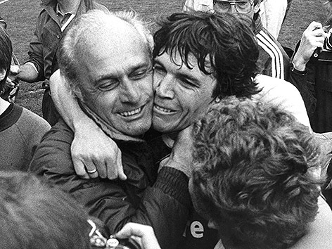 © APA/EPA/Holger Hollemann Archivbild vom 8. Juni 1985 zeigt Udo Lattek und Lothar Matthäus sich umarmend