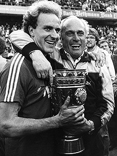 © APA/dpa/Eilmes Archivaufnahme von Udo Lattek und Karl-Heinz Rummenigge mit DFB-Pokal