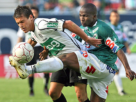 © GEPA/Doris Schlagbauer Zlatko Junuzovic (A.Kaernten) und Pa Saikou Kujabi (Ried)