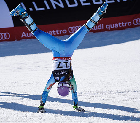 © APA/EPA/John G. Mabanglo Tina Maze (SLO) schlägt nach ihrem Kombinationssieg ein Rad