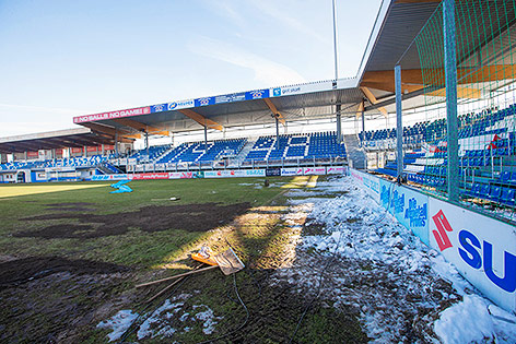 © APA/Neumayr/mmv Kaputter Rasen im Heimstadion des SV Grödig