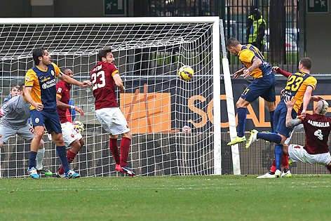 © Reuters/Stefano Rellandini Tor von Bosko Jankovic (Verona) gegen AS Roma