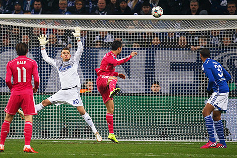 © Reuters/Ina Fassbender Cristiano Ronaldo (Real) gegen Timon Wellenreuther (Schalke)