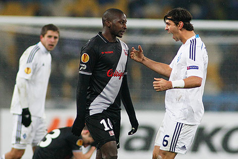 © Reuters/Valentyn Ogirenko Aleksandar Dragovic (Kiew) und Younousse Sankhare (Guingamp)