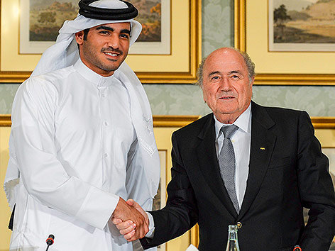 © APA/EPA FIFA Präsident Joseph Blatter und Scheich Mohammed bin Hamad al-Thani