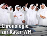 Kommitee von Katar vor einem Stadionmodell