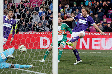 Austrias Lukas Rotpuller schießt ein Tor gegen Rapid