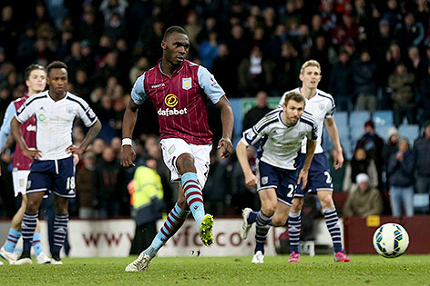 © Reuters/Alex Morton Aston Villas Christian Benteke schießt ein Elfmetertor gegen West Bromwich