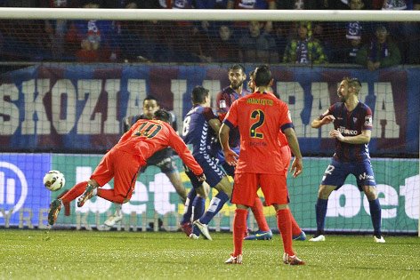 © APA/EPA/Javier Etxezarreta Lionel Messi (Barcelona) trifft per Kopf